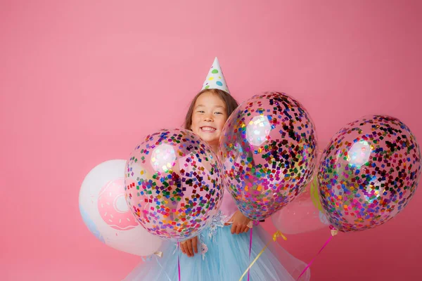 Aniversariante Posando Com Balões Contra Rosa — Fotografia de Stock