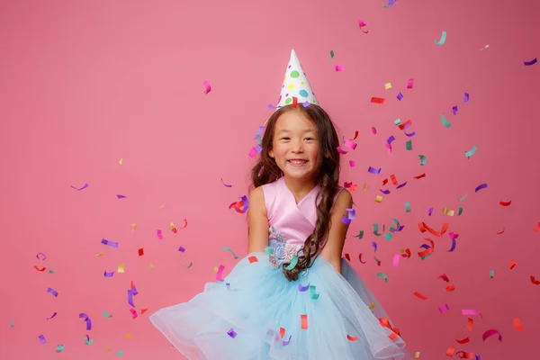 Menina Asiática Celebra Aniversário Golpes Pega Confete Fundo Rosa — Fotografia de Stock