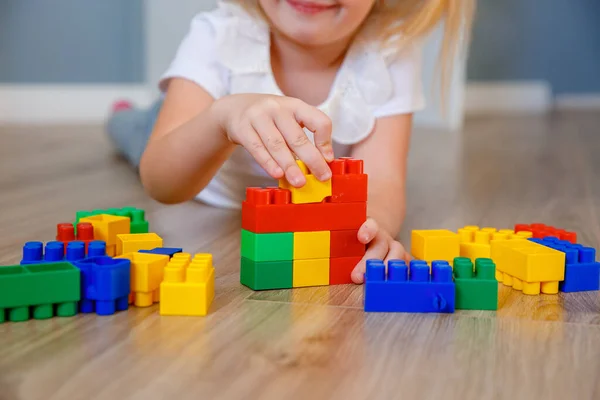 Menina Casa Jogando Construtor — Fotografia de Stock