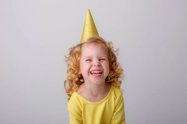 Ευτυχισμένο Κορίτσι Που Φοράει Κίτρινο Φόρεμα Και Καπέλο Γενεθλίων — Φωτογραφία Αρχείου