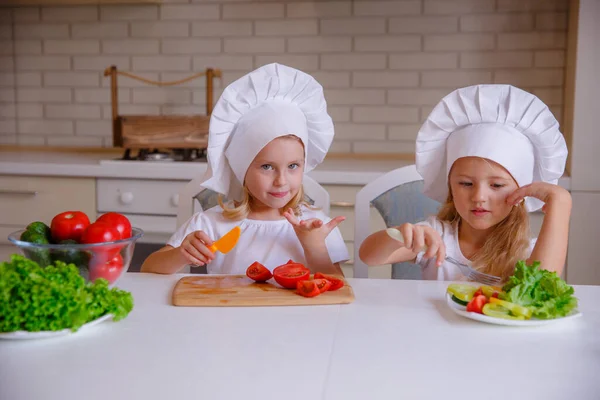 Dos Chicas Divertidas Lindas Posando Sombreros Chef Con Verduras Mesa — Foto de Stock