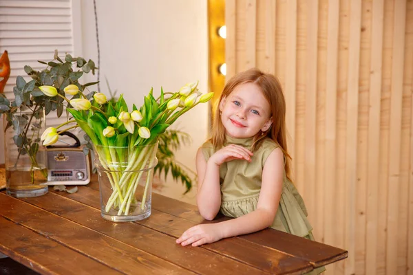 Zblízka Roztomilá Dívka Pózuje Vázou Plnou Tulipánů — Stock fotografie