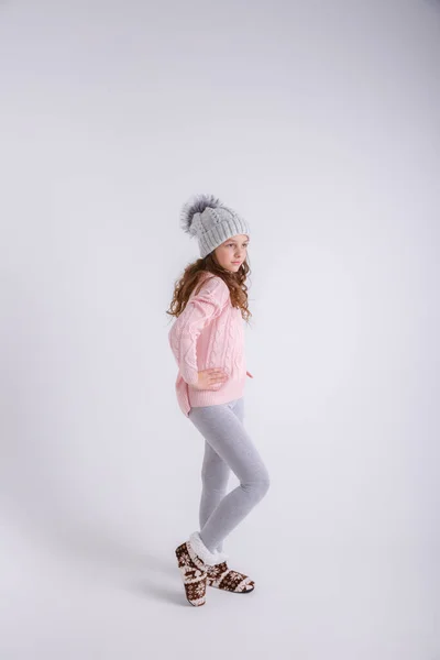 Hermosa Chica Suéter Blanco Sombrero Con Una Mochila Sobre Fondo — Foto de Stock