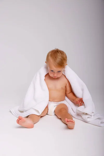 Bayi Kecil Yang Lucu Berpose Studio Dengan Handuk — Stok Foto