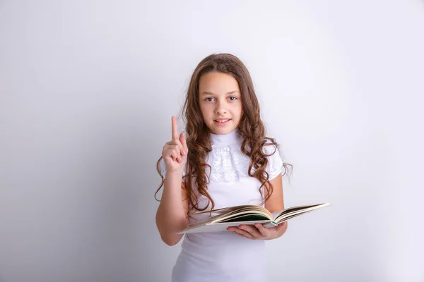 Tinédzser Lány Egy Könyvvel Kezében Pózol Stúdióban — Stock Fotó