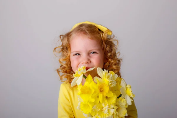 Una Pequeña Chica Pelo Rizado Vestido Amarillo Con Ramo Flores — Foto de Stock