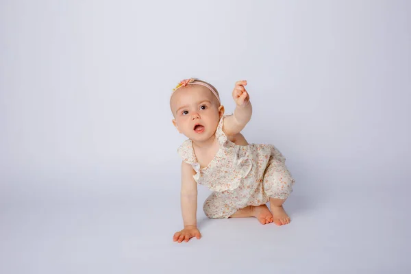 Menino Bonito Vestido Branco Fundo Leve — Fotografia de Stock