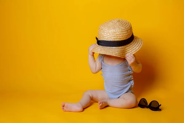 Mignonne Petite Fille Avec Chapeau Lunettes Soleil Assis Sur Fond — Photo