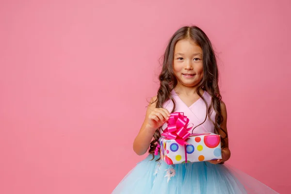 Una Niña Apariencia Asiática Sostiene Regalo Sus Manos Celebrando Cumpleaños — Foto de Stock