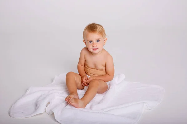 Bonito Bebê Menina Vestido Branco Fundo Leve — Fotografia de Stock