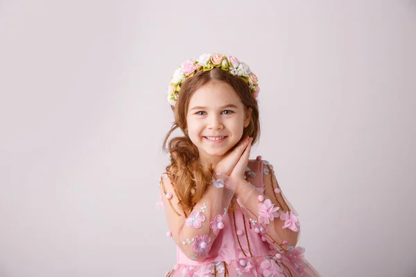 Una Niña Con Vestido Rosa Corona Flores Posando Estudio — Foto de Stock