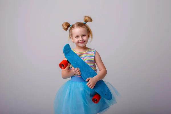 Carino Bambina Tenendo Giocattolo Sfondo Blu — Foto Stock