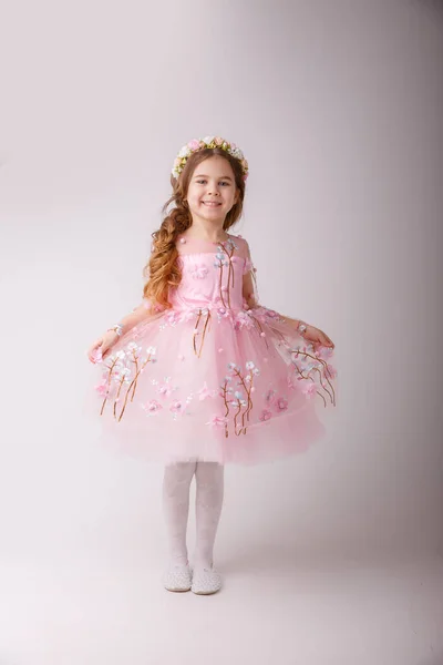 Маленькая Девочка Розовом Платье Цветочном Венке Позирует Студии — стоковое фото