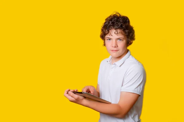 Adolescente Che Utilizza Tablet Sfondo Arancione — Foto Stock