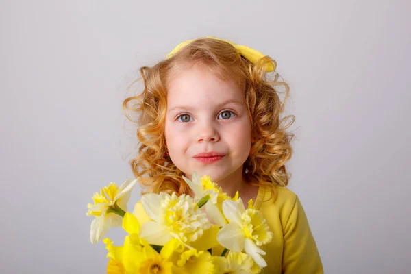 Malá Kudrnatá Dívka Žlutých Šatech Kyticí Jarních Květin — Stock fotografie