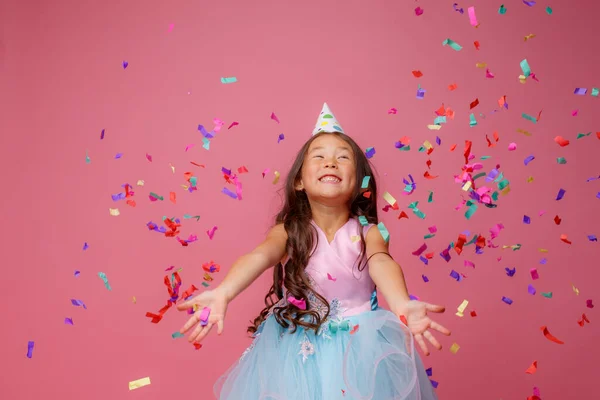 Ασιάτισσα Γιορτάζει Γενέθλια Χτυπήματα Πιάνει Κομφετί Ροζ Φόντο — Φωτογραφία Αρχείου