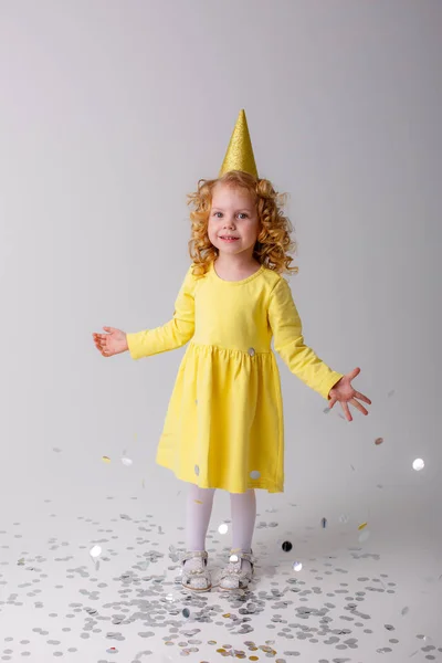 Niña Vestido Amarillo Captura Confeti — Foto de Stock