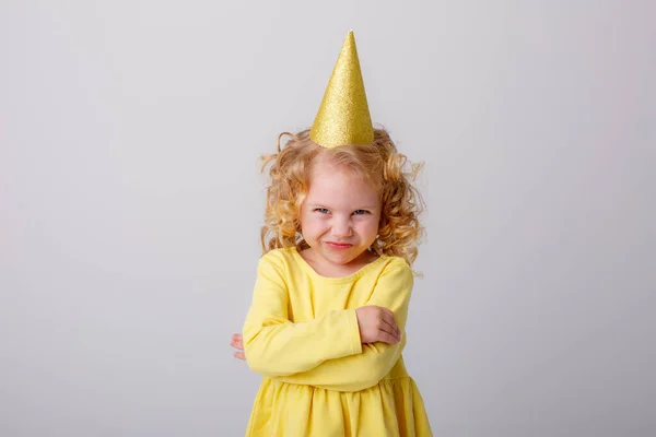 Κοριτσάκι Κίτρινο Φόρεμα Καπέλο Γενεθλίων Ποζάροντας Γκρι Φόντο — Φωτογραφία Αρχείου