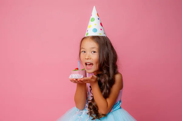 Una Joven Asiática Una Fiesta Cumpleaños Sostiene Pastel Con Una —  Fotos de Stock