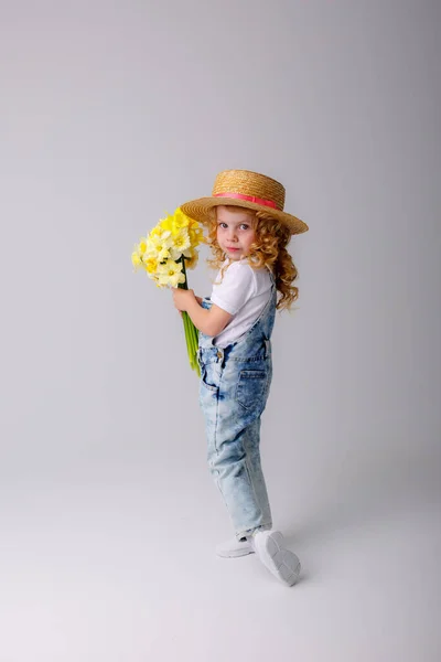 Portrait Bébé Fille Émotionnelle Jeans Ensemble Chapeau Paille Tenant Bouquet — Photo