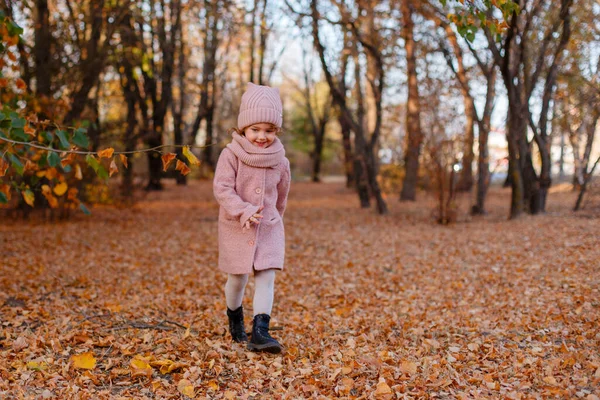 Une Petite Fille Aux Yeux Bleus Qui Amuse Dans Parc — Photo