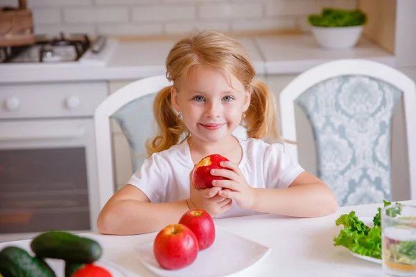 Niña Rubia Comiendo Manzana Cocina — Foto de Stock