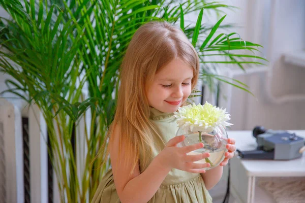 Adorable Fille Tenant Vase Avec Fleur — Photo