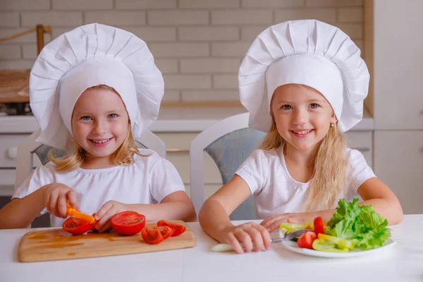 Dos Chicas Divertidas Lindas Posando Sombreros Chef Con Verduras Mesa — Foto de Stock