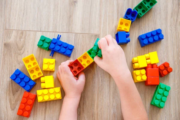 Menina Casa Jogando Construtor — Fotografia de Stock