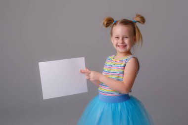 Boş kağıtlarla poz veren güzel kız. 