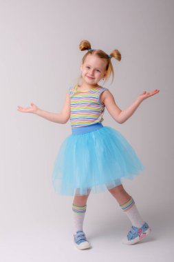 Stüdyoda Gray 'e karşı poz veren tatlı küçük kız. 