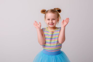 Stüdyoda Gray 'e karşı poz veren tatlı küçük kız.
