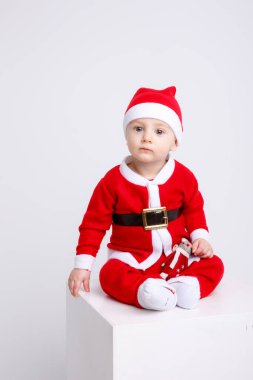 Noel Baba kostümü giymiş küçük çocuk. 