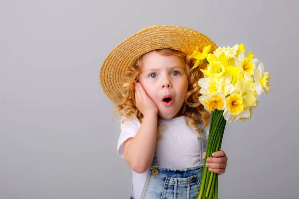 Portrét Emocionální Holčičky Džínách Celkově Slamák Klobouk Drží Kytice Narcisů — Stock fotografie