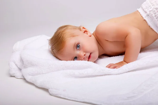 Bebê Jovem Feliz Deitado Barriga Isolado Fundo Branco — Fotografia de Stock