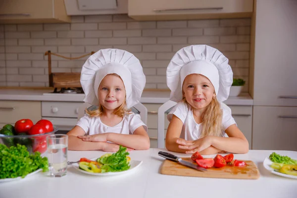 Dos Chicas Divertidas Lindas Posando Sombreros Chef Con Verduras Mesa — Foto de Stock