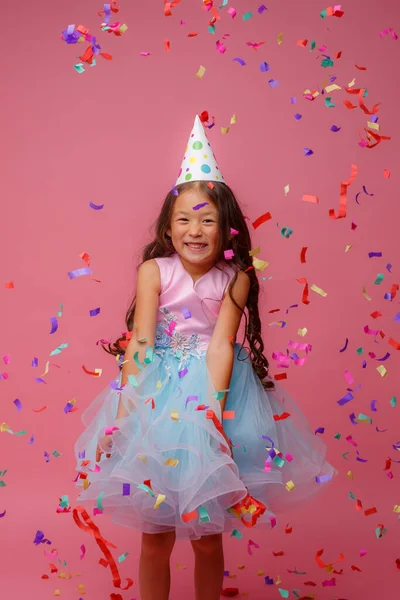 Menina Asiática Celebra Aniversário Golpes Pega Confete Fundo Rosa — Fotografia de Stock