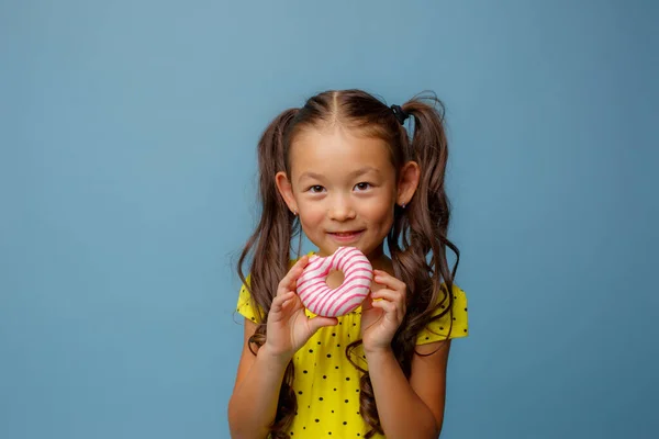 Ein Kleines Asiatisches Mädchen Mit Langen Haaren Hält Einen Donut — Stockfoto