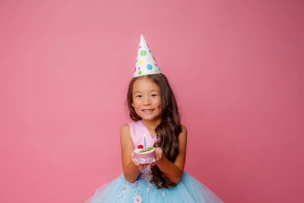 Una Joven Asiática Una Fiesta Cumpleaños Sostiene Pastel Con Una — Foto de Stock