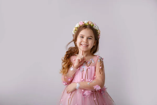 Uma Menina Vestindo Vestido Rosa Coroa Flores Posando Estúdio — Fotografia de Stock