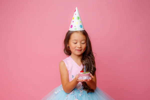 Una Joven Asiática Una Fiesta Cumpleaños Sostiene Pastel Con Una — Foto de Stock