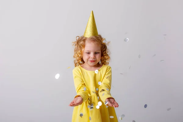 Petite Fille Dans Une Robe Jaune Attrape Confettis — Photo