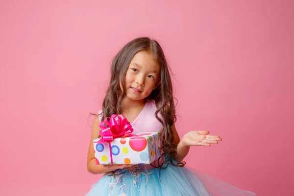 Una Bambina Aspetto Asiatico Tiene Mano Regalo Festeggiare Suo Compleanno — Foto Stock