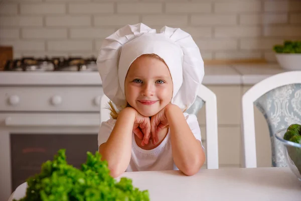 Милая Маленькая Девочка Шляпе Шеф Повара Позирует Кухне — стоковое фото