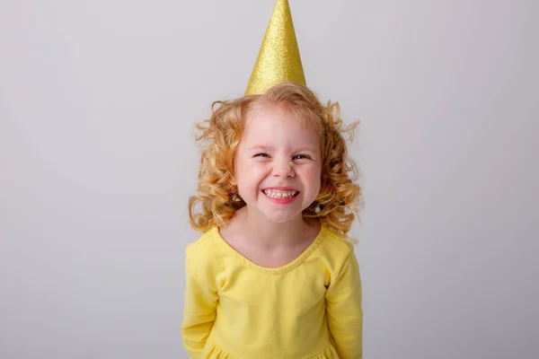 Ευτυχισμένο Κορίτσι Που Φοράει Κίτρινο Φόρεμα Και Καπέλο Γενεθλίων — Φωτογραφία Αρχείου