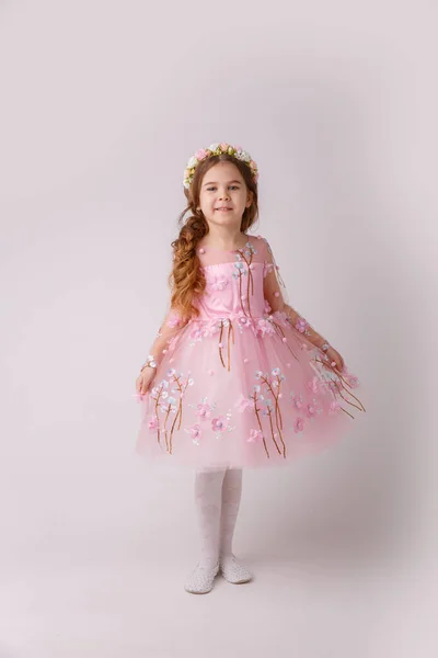 Маленькая Девочка Розовом Платье Цветочном Венке Позирует Студии — стоковое фото