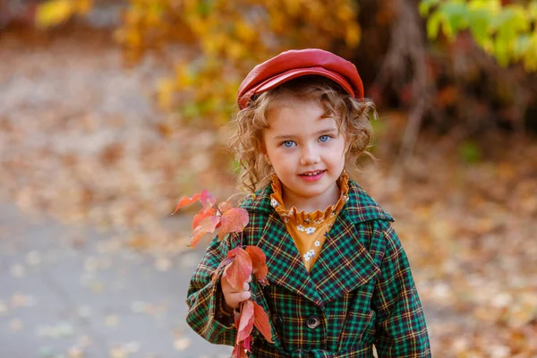 Modna Dziewczynka Pozowanie Jesiennym Parku — Zdjęcie stockowe