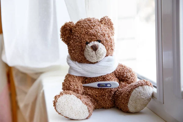 Konzept Teddybär Kinderkrankheiten Auf Weißem Hintergrund Teddybär Sitzt Allein Auf — Stockfoto