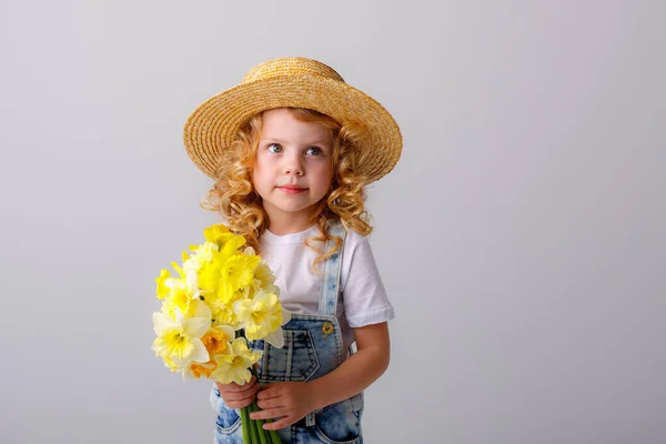 Portrét Emocionální Holčičky Džínách Celkově Slamák Klobouk Drží Kytice Narcisů — Stock fotografie