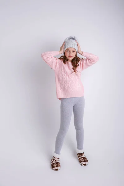 Nastolatka Dziewczyna Pozowanie Zimie Ubrania Sweter Kapelusz — Zdjęcie stockowe